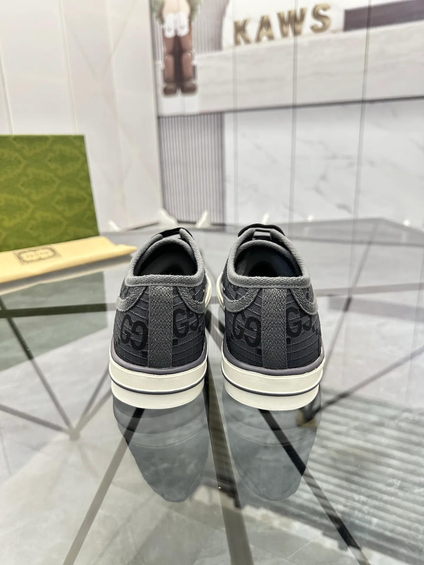 Men's shoes: 💰P360¥ Product trademark: Gucci* "Gucci*" low-cut casual shoes Regular size: 38-44 (can be customized to 45.46.) Product materials: Original material from the upper counter, breathable lining, original outsole. Number: 661